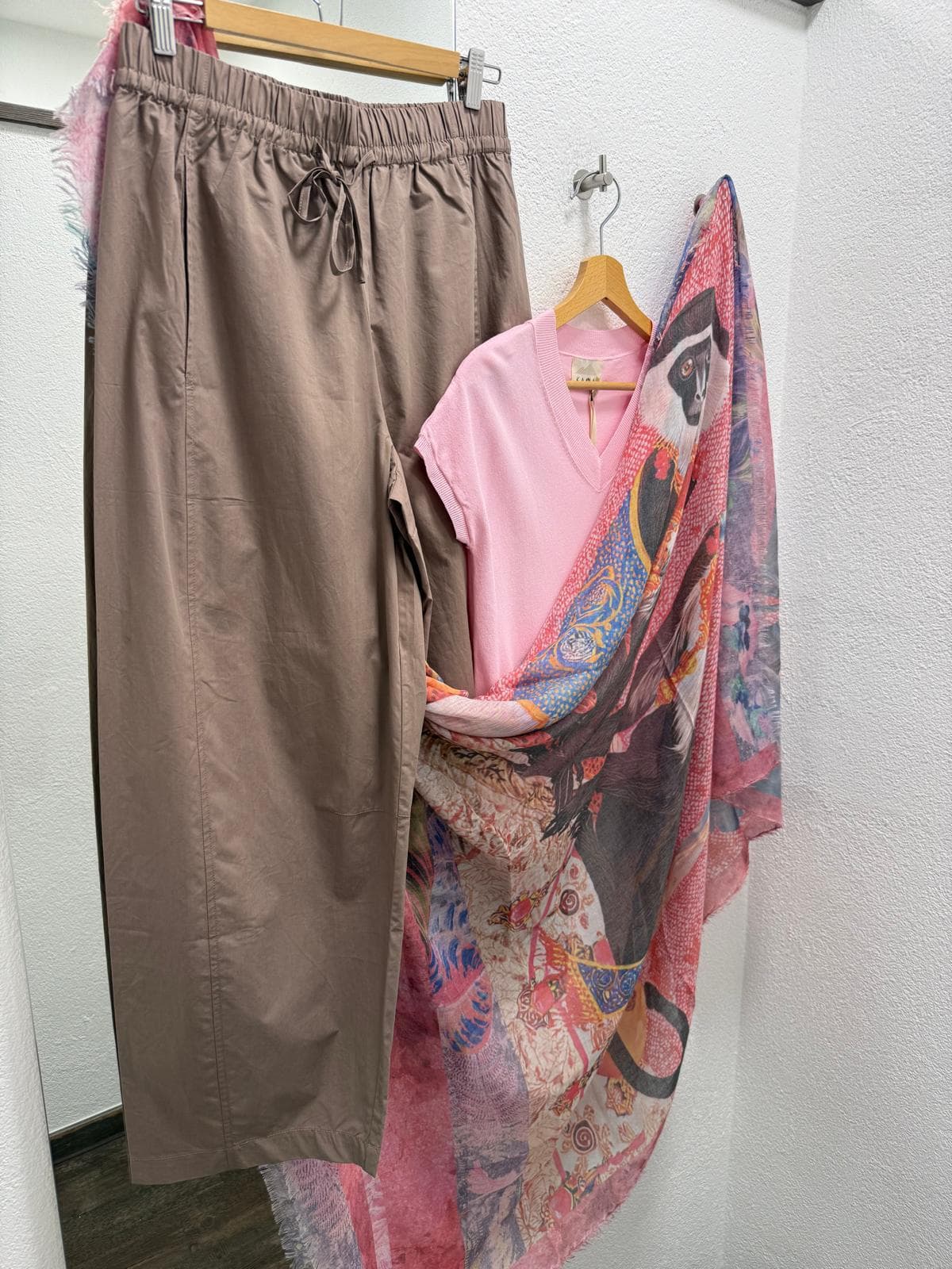 Hose mit rosa Oberteil und buntem Schal bei DRESS by Manu