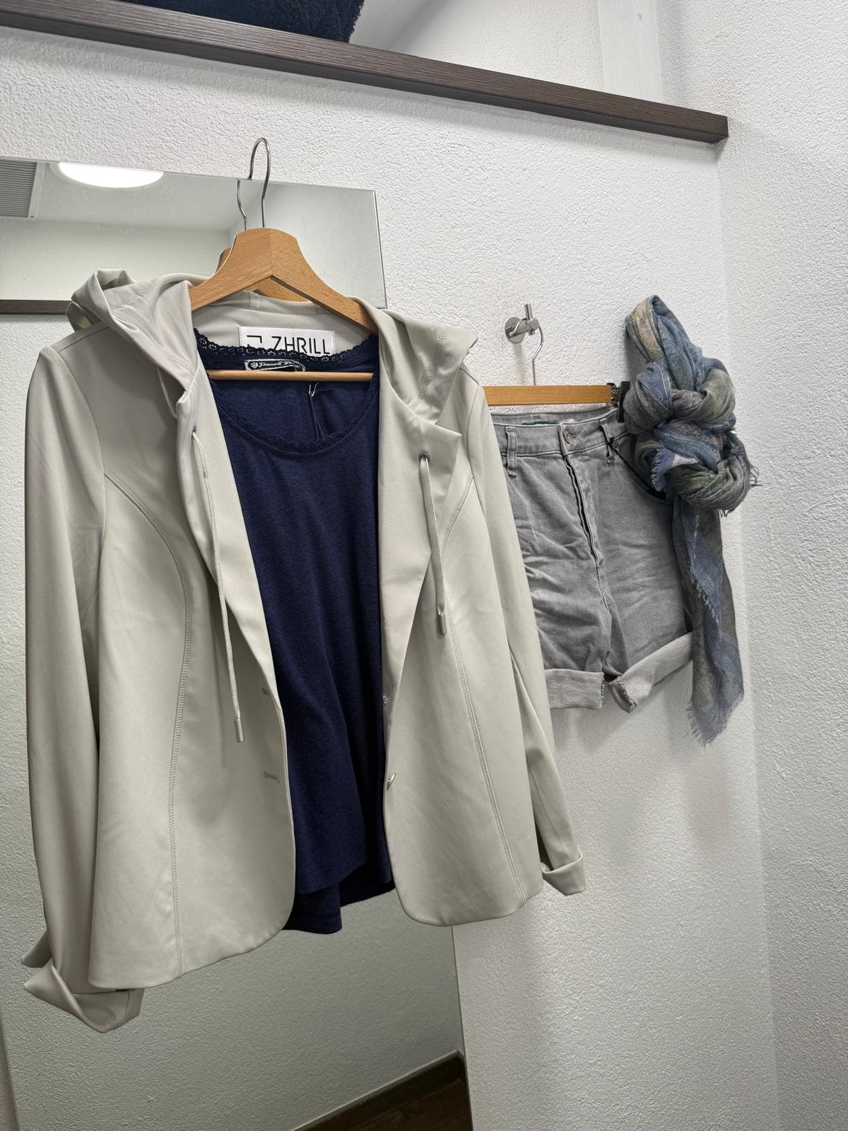 Eleganter Blazer-Look mit Short, Top und Schal
